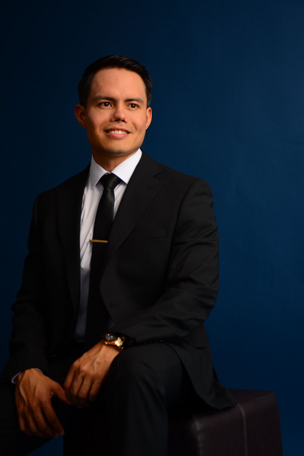 Dr. Israel Salgado - Retrato en Traje Oscuro